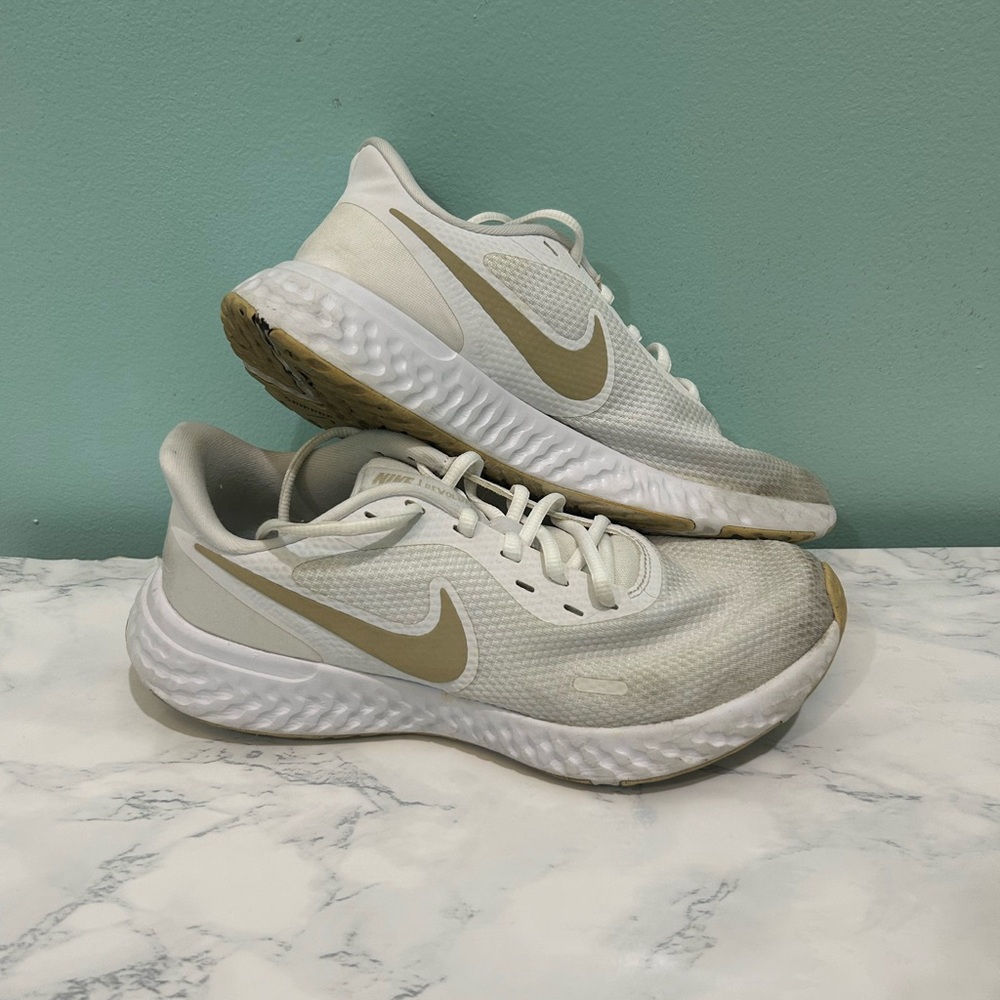 Nike Women's White and Tan Athletic Shoes 8.5